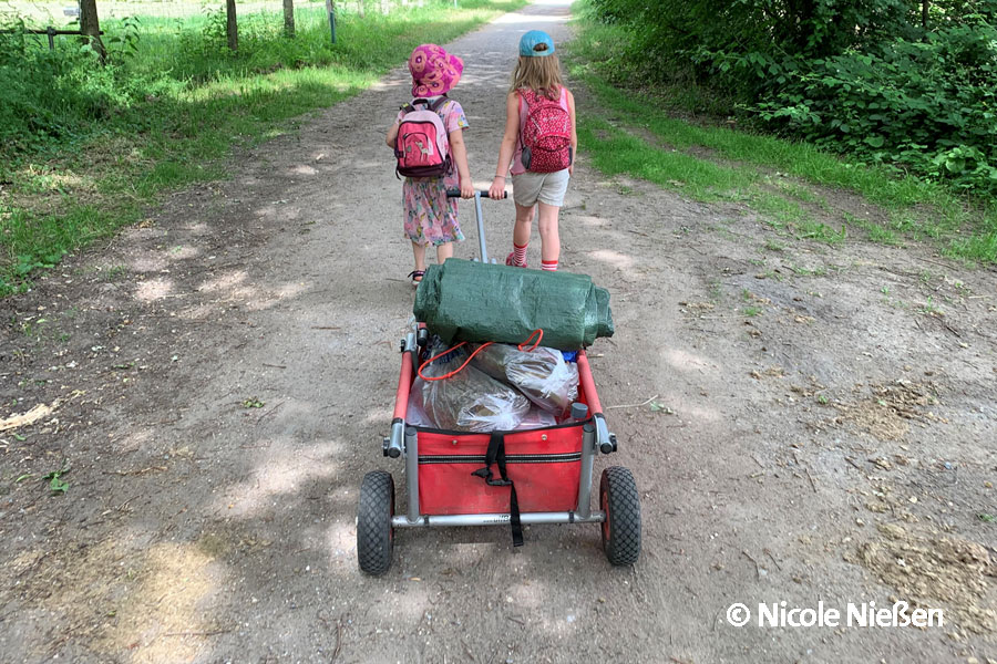 Kinder ziehen Bollerwagen @ Nicole Nießen